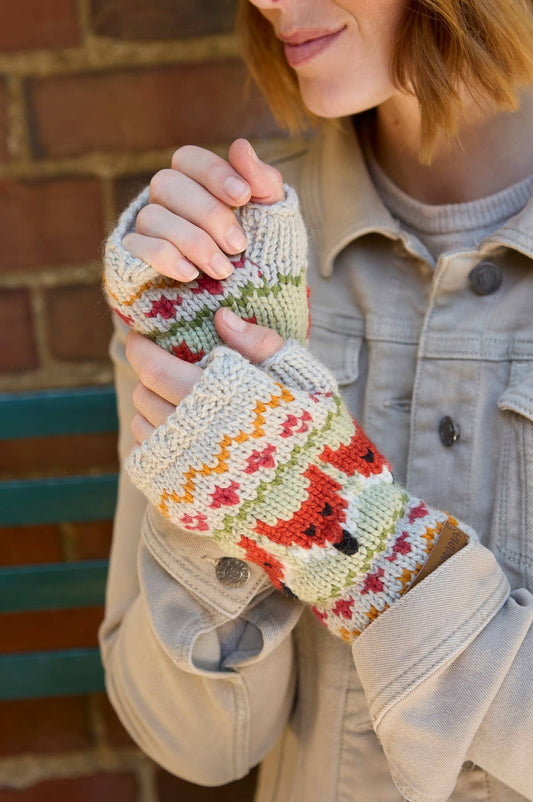 Fingerlose Merino-Handwärmer mit Fuchs und Fair-Isle-Muster von Pachamama