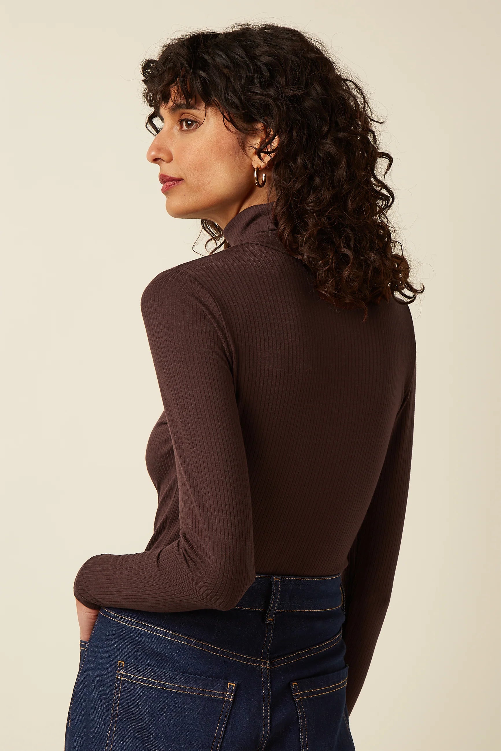 King Louie Rollneck Top Uni Rib Chocolate – figurbetontes braunes Rollkragenshirt für Damen in der Rückansicht
