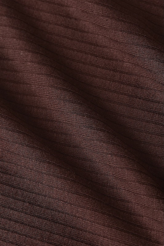 King Louie Rollneck Top Uni Rib Chocolate – Nahaufnahme des braunen elastischen Rippstoffes