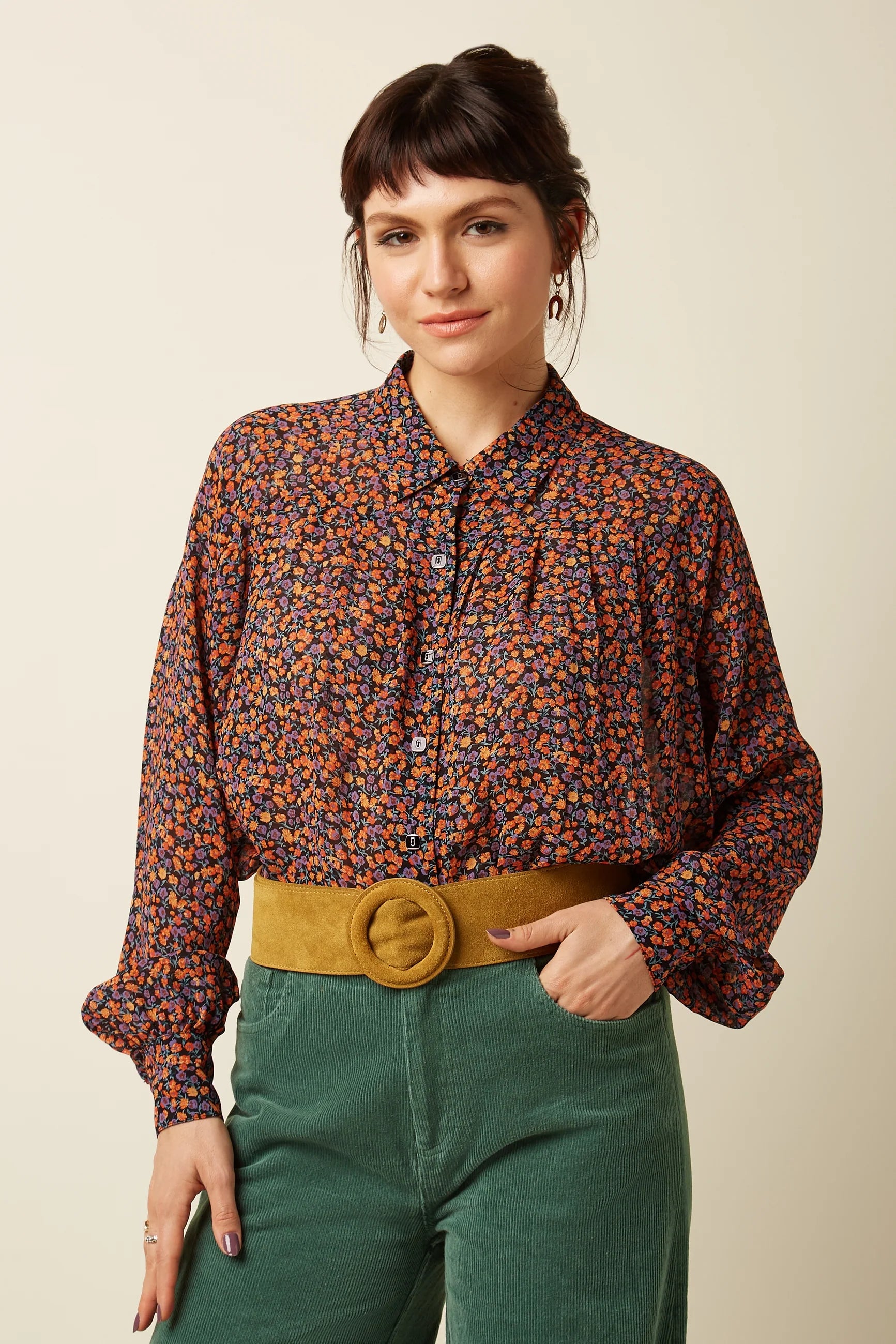 Breiter Gürtel mit runder Schnalle Leder retro