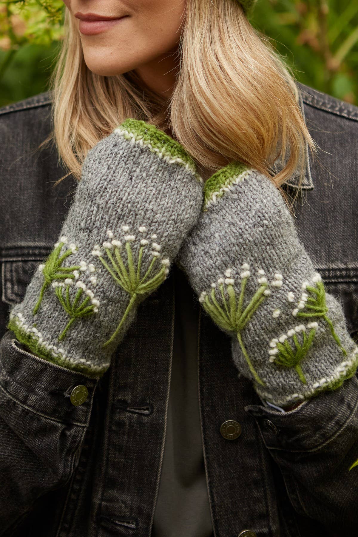 Pachamama Granchester Woll Handwärmer in Graugrün mit handgestickten Blumen am Model