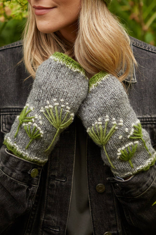 Pachamama Granchester Woll Handwärmer in Graugrün mit handgestickten Blumen am Model