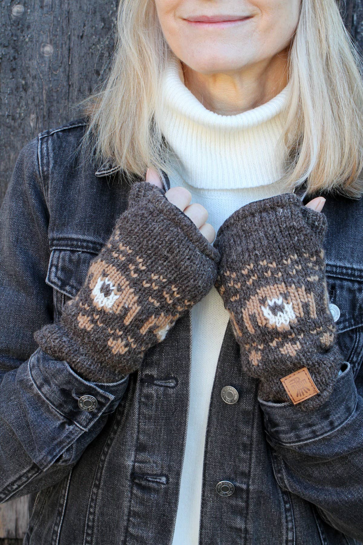 Fingerlose braune Wollhandschuhe Pooch mit Hundemotiv von Pachamama – Produktfoto 3
