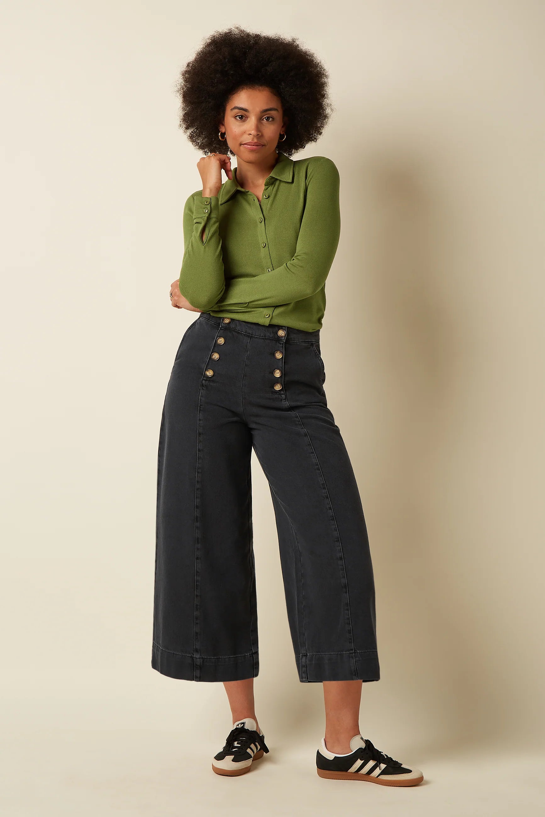 King Louie Melody Sailor Pants Rock Denim Black – schwarze Damen Culotte mit weitem Bein und dekorativer Knopfleiste am Model