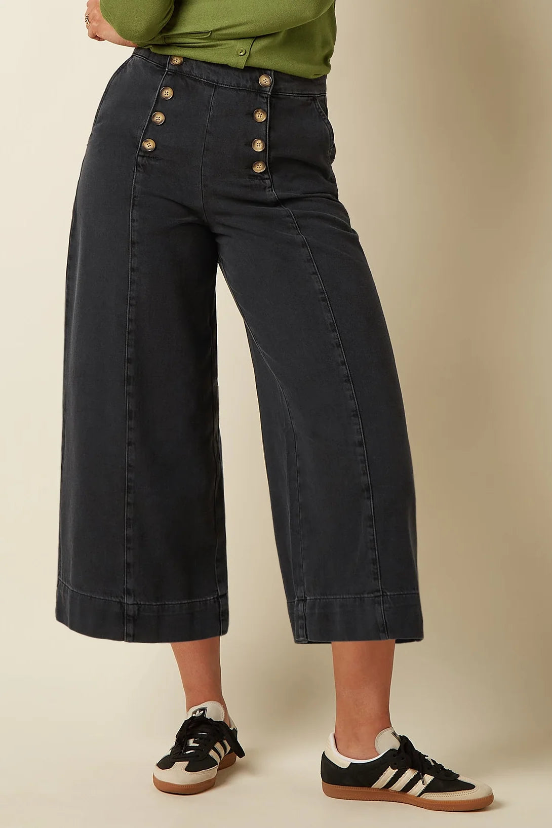 King Louie Melody Sailor Pants in Schwarz – Detailansicht der hohen Taille mit doppelter Knopfleiste und weitem Bein