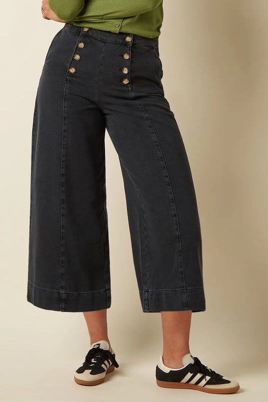 King Louie Melody Sailor Pants in Schwarz – Detailansicht der hohen Taille mit doppelter Knopfleiste und weitem Bein