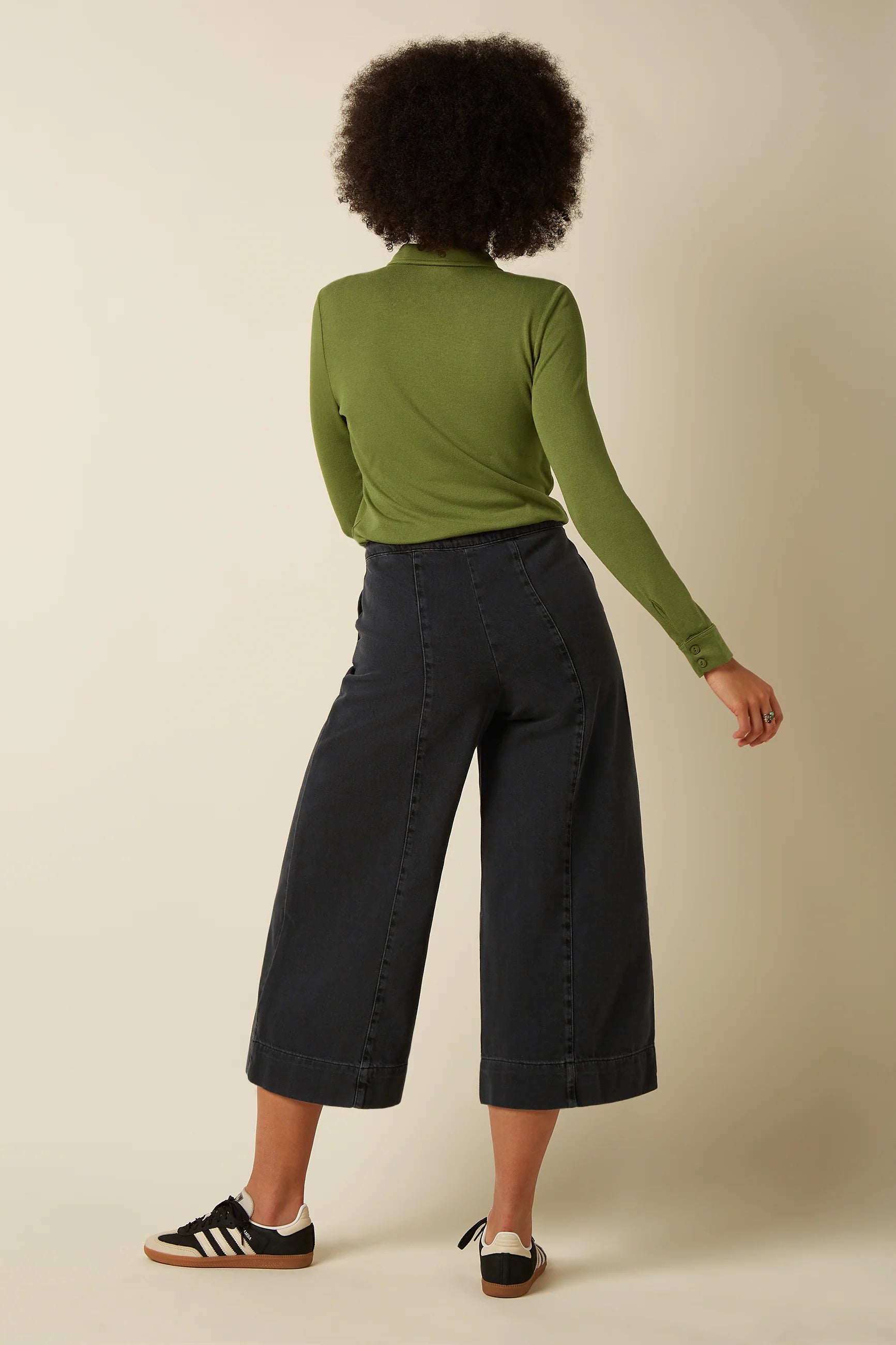 King Louie Melody Sailor Pants Rock Denim Black – Rückansicht der schwarzen weit geschnittenen Damenhose in verkürzter Länge
