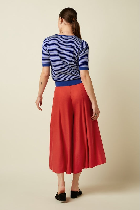 Rückansicht rote Culotte – fließender weiter Schnitt