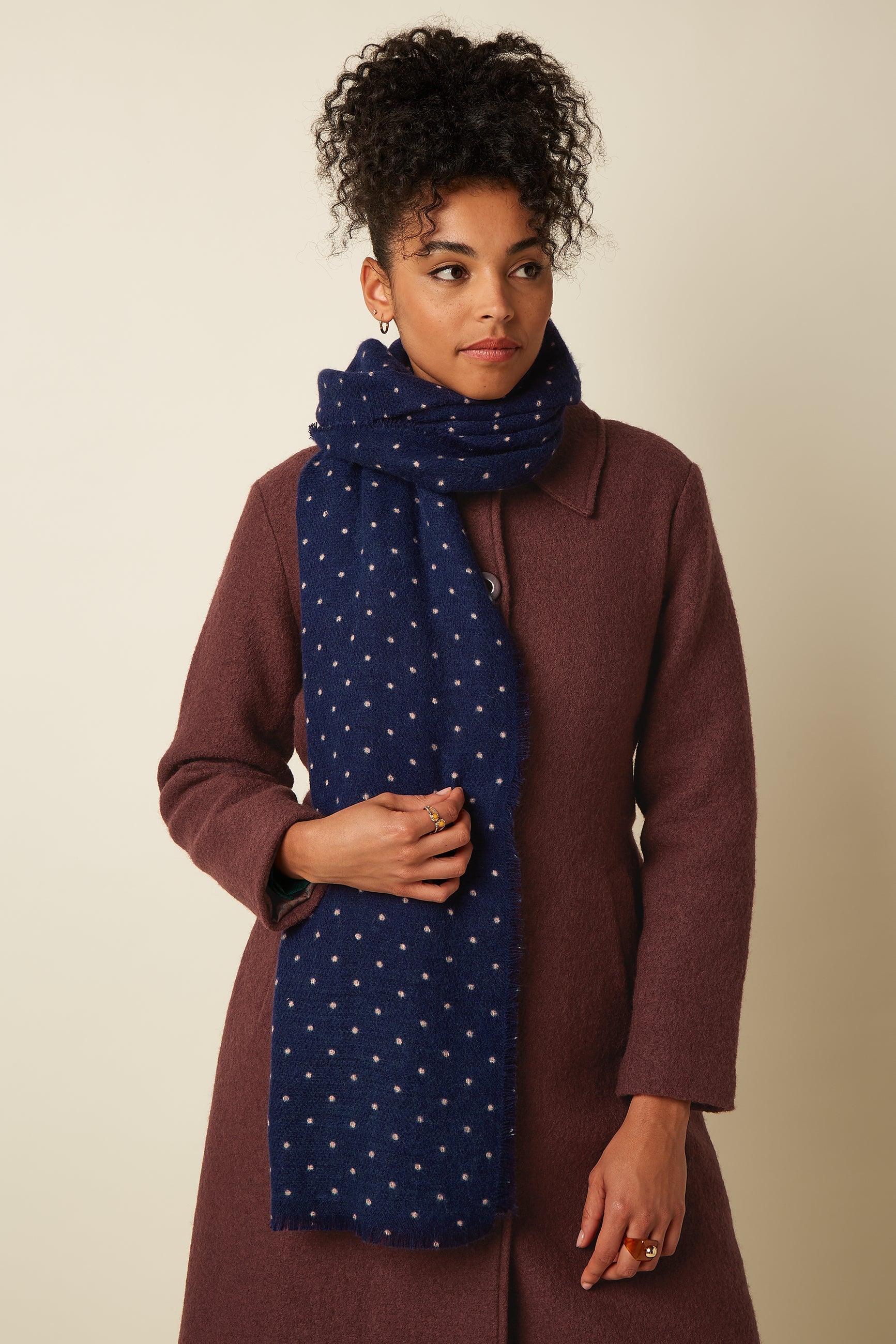King Louie Freckle Scarf Ink Blue – Trageansicht