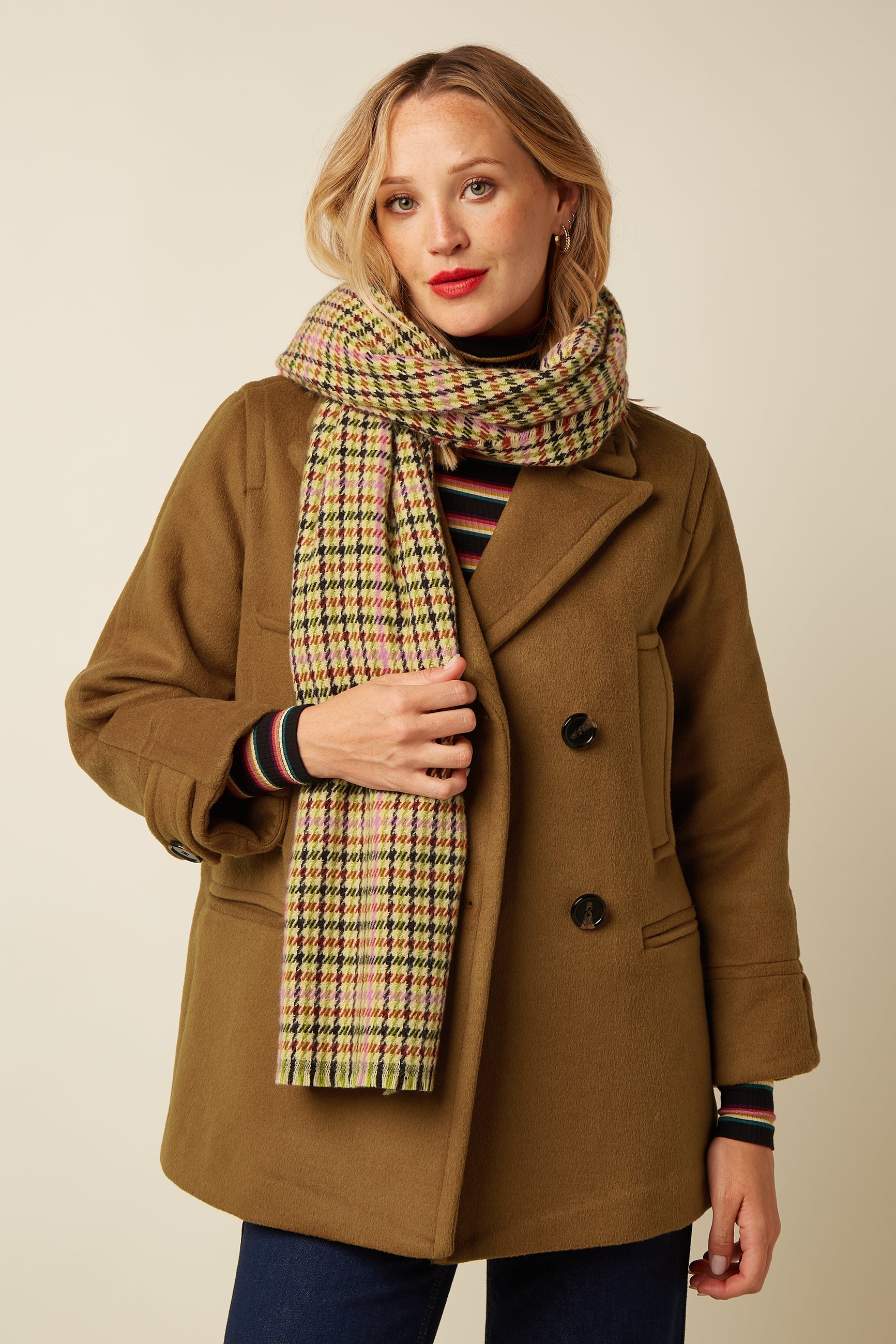 King Louie Houndstooth Scarf Spicy Brown – Trageansicht