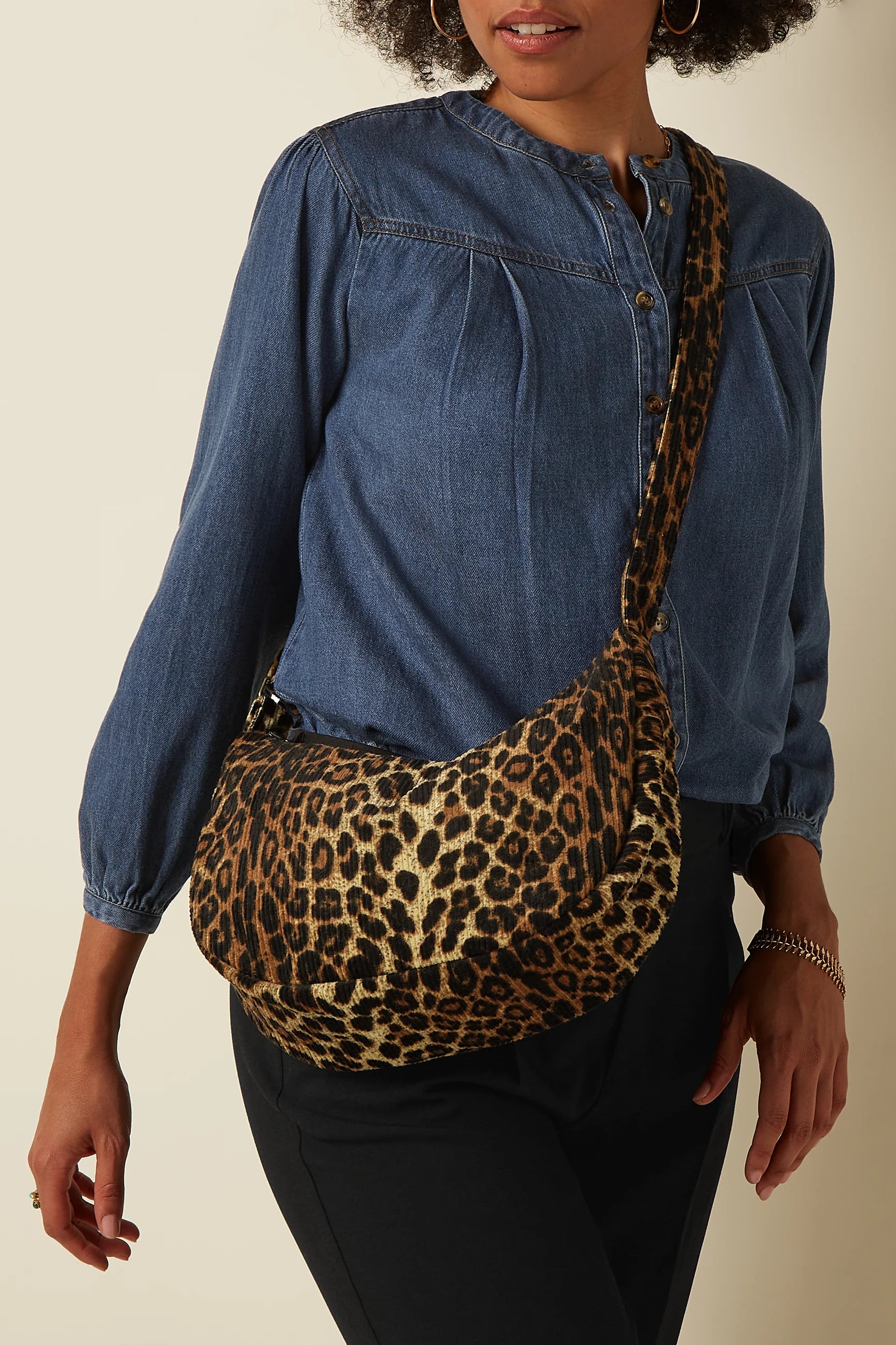 King Louie Fanny Pack Large Fargo Cord mit Leo-Print – Schultertasche in Produktansicht