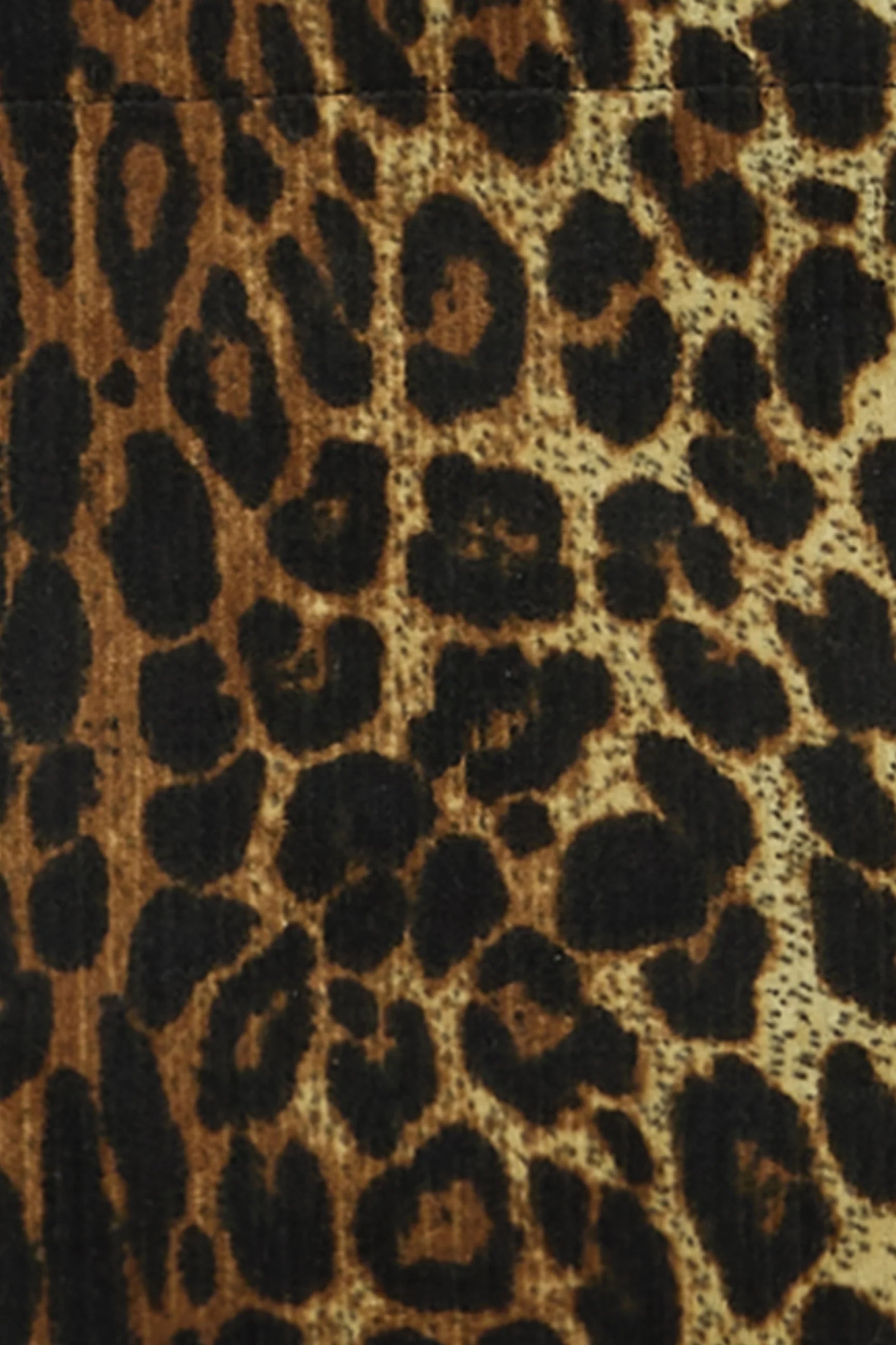 Detailaufnahme des weichen Cordstoffs mit Leo-Muster der King Louie Fanny Pack
