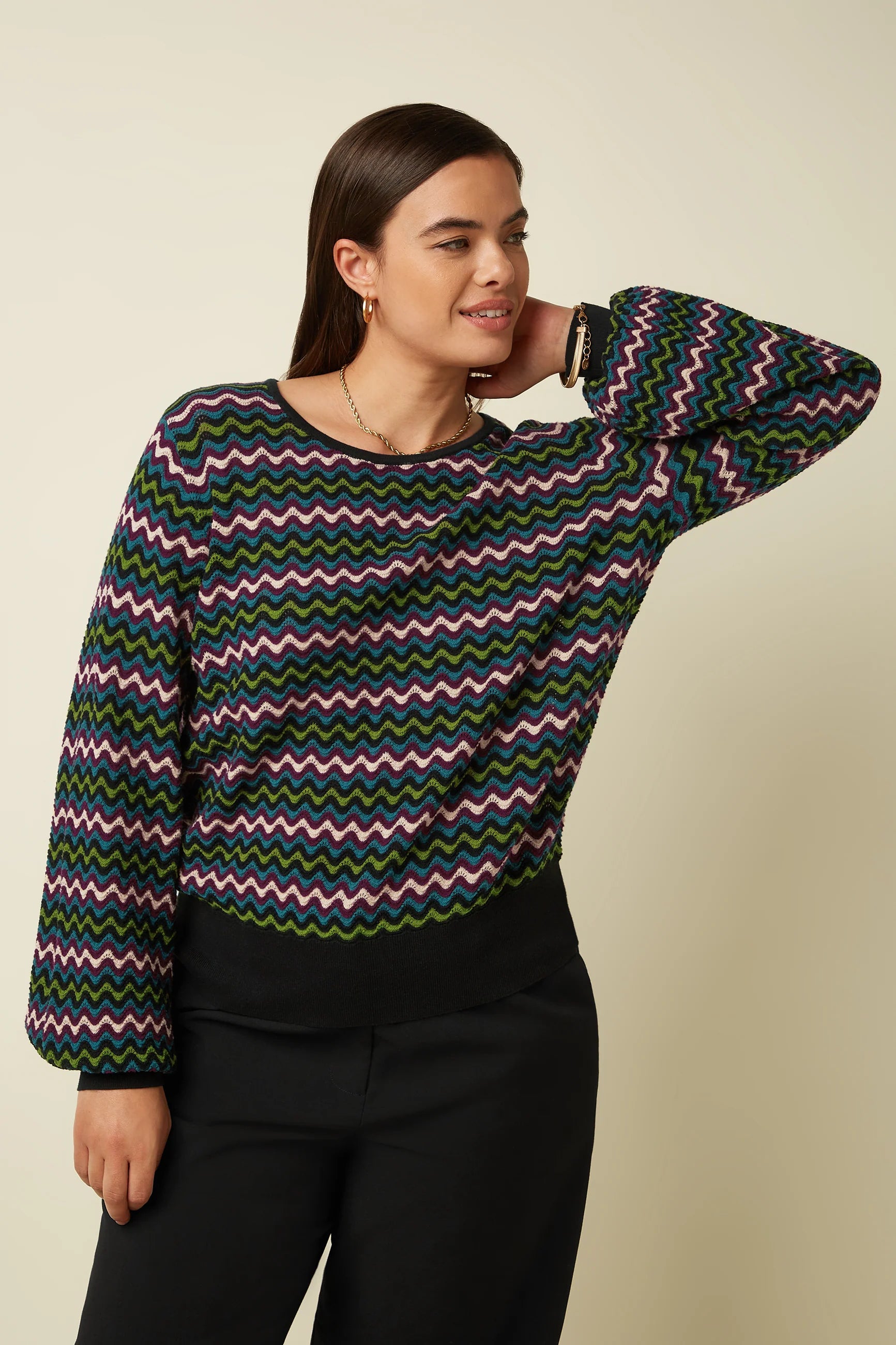 King Louie Bell Top Wyler in Schwarz mit farbigem Zickzack-Strickmuster – Vorderansicht
