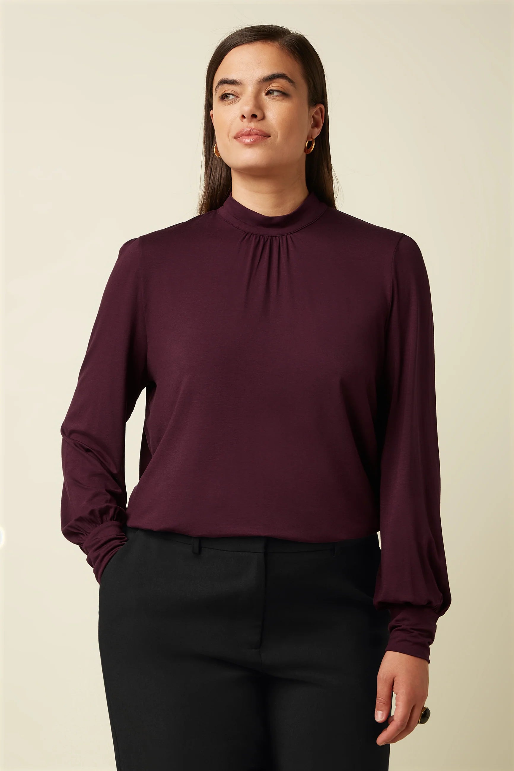 King Louie Phoebe Top in Porto Red mit feinem Rollkragen – Vorderansicht