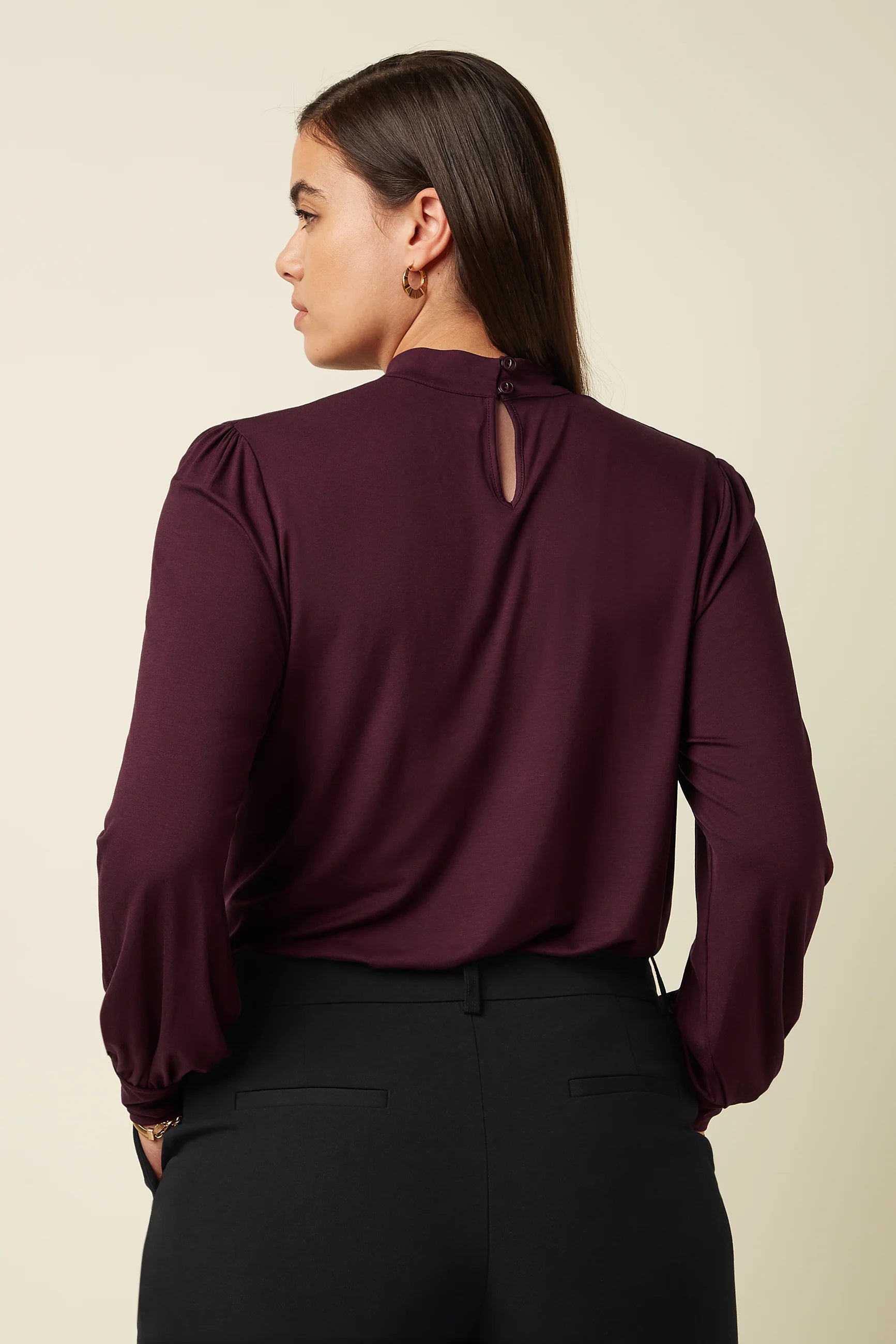 Phoebe Top Porto Red von King Louie getragen mit schwarzer Hose