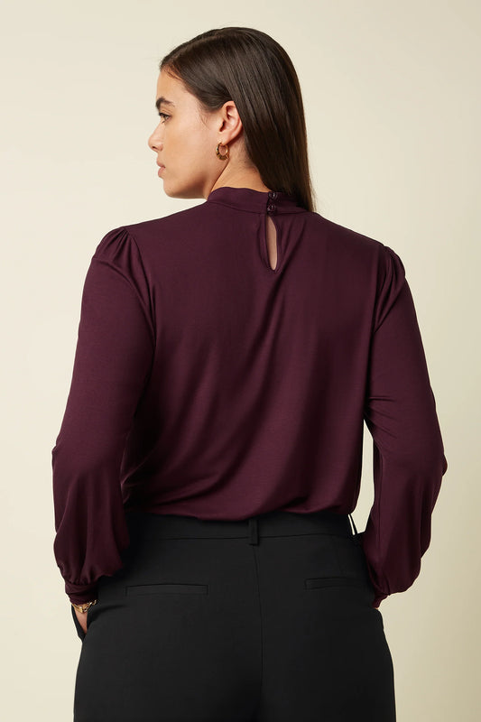Phoebe Top Porto Red von King Louie getragen mit schwarzer Hose