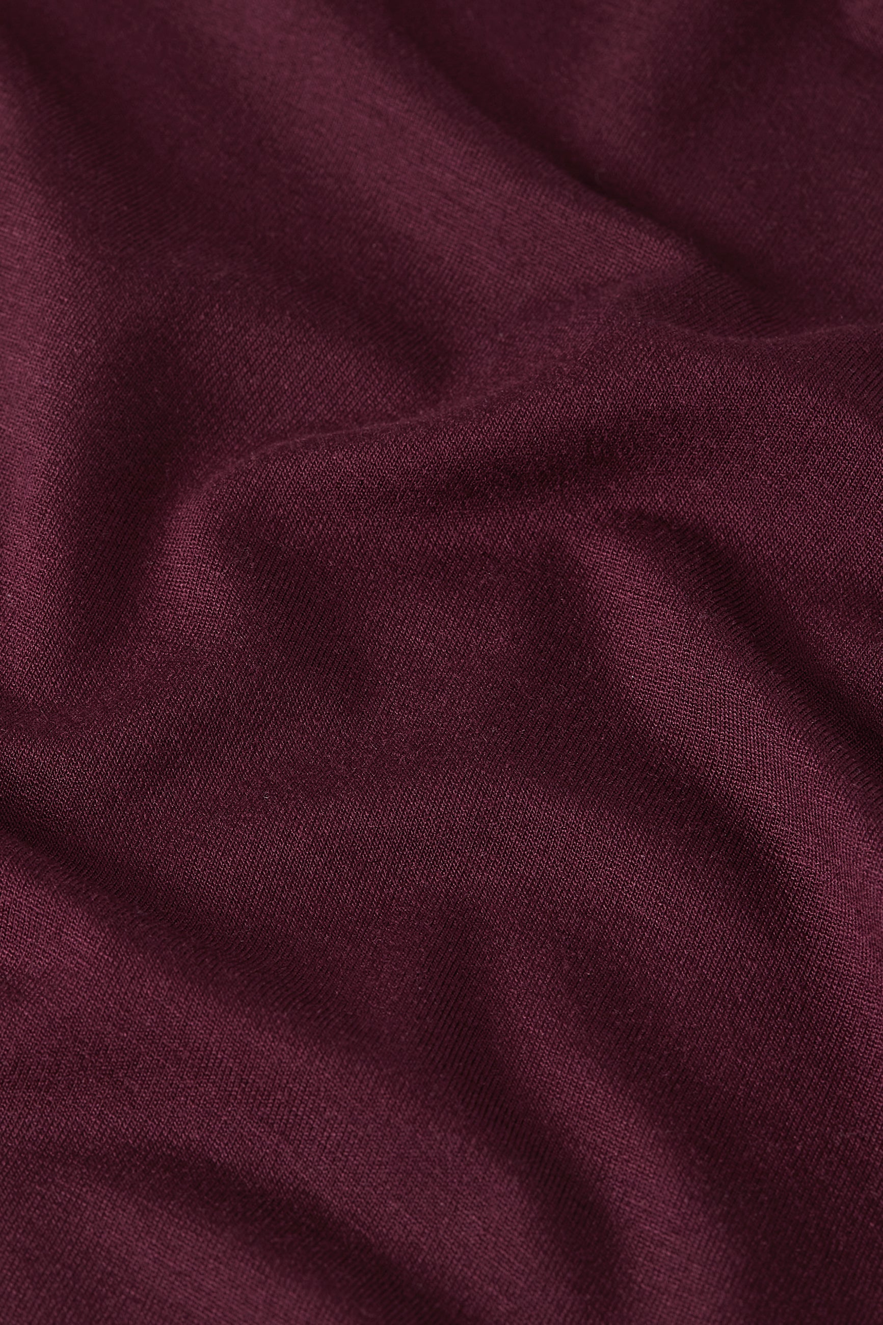 Detailaufnahme des weichen Porto-Red-Viskosejerseys vom Phoebe Top
