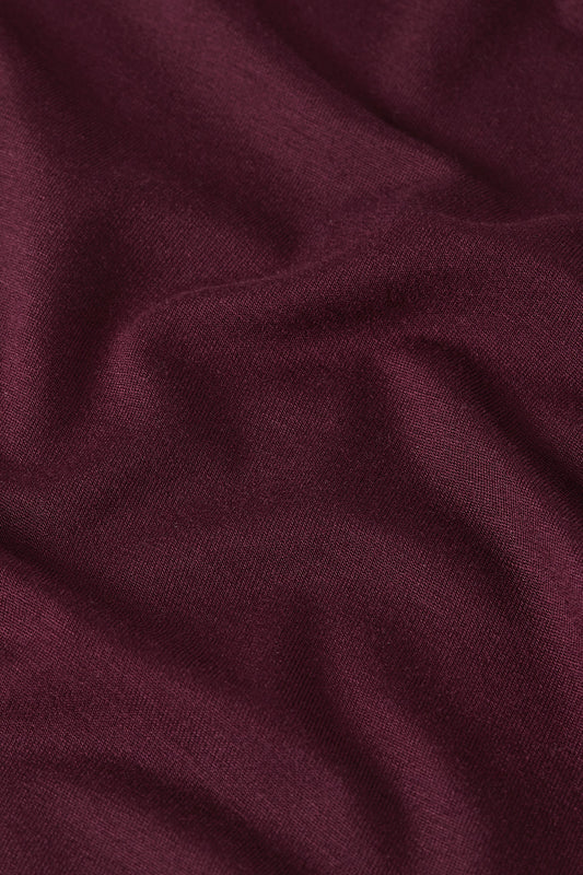 Detailaufnahme des weichen Porto-Red-Viskosejerseys vom Phoebe Top