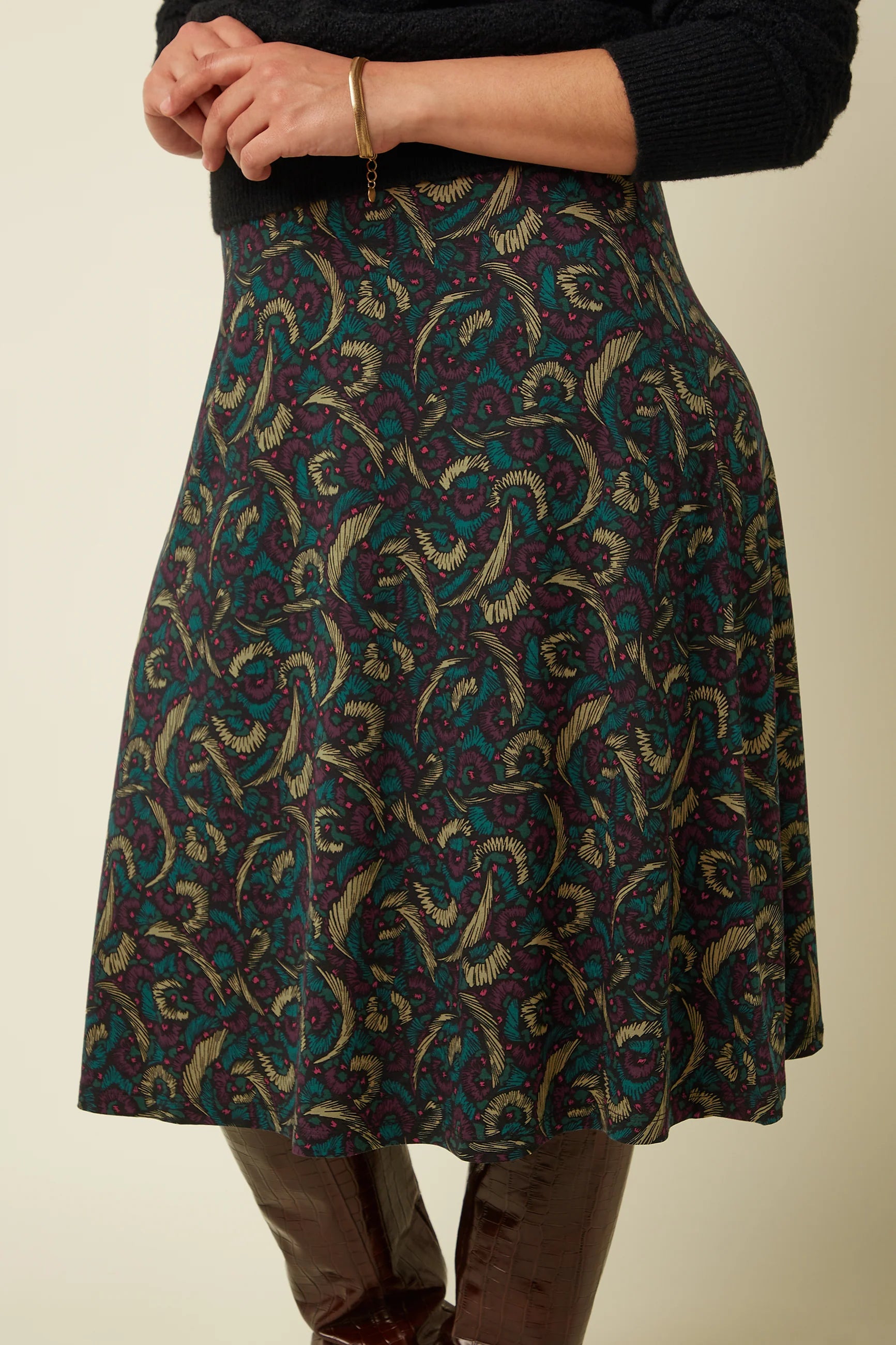 King Louie Juno Skirt Sage – Detailansicht des gemusterten Damenrocks mit floralem Retro-Print in Grün, Bordeaux und Beige