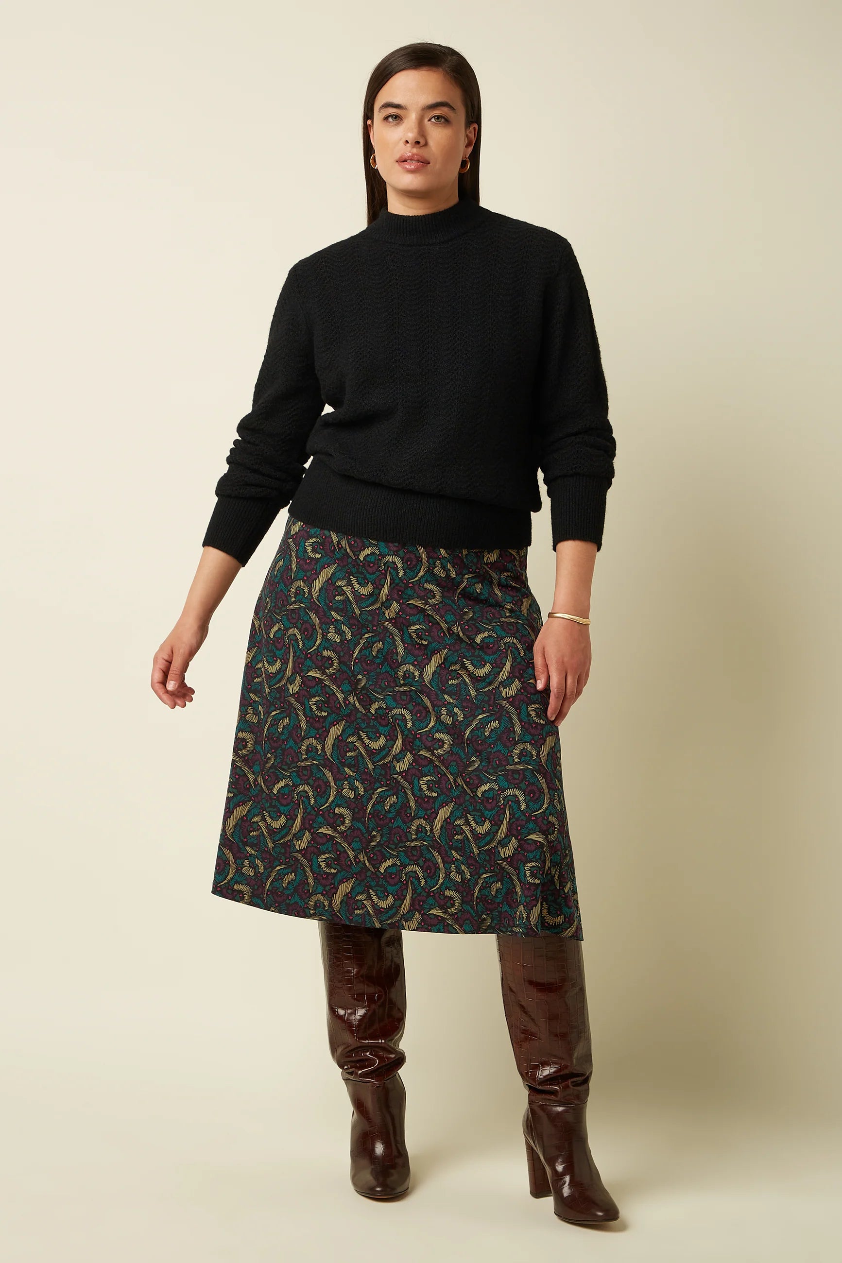 King Louie Juno Skirt Sage – gemusterter Damenrock in A-Linie mit floralem Retro-Print am Model