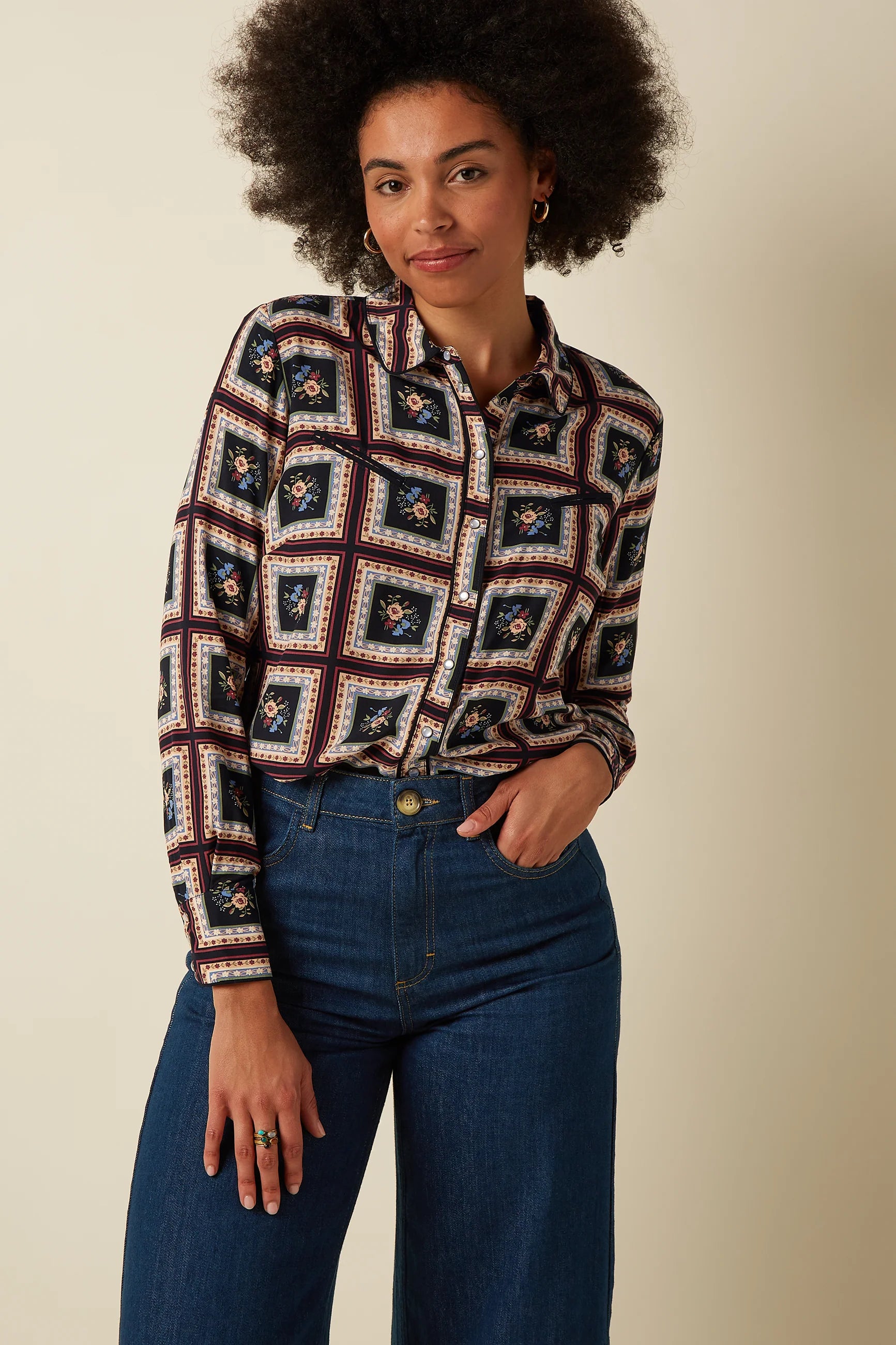 King Louie Western Blouse Melrose in Schwarz mit floralem Rahmenmuster – Vorderansicht