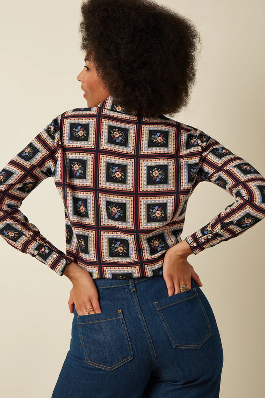 Western Blouse Melrose von King Louie getragen mit Jeans und durchgehender Knopfleiste