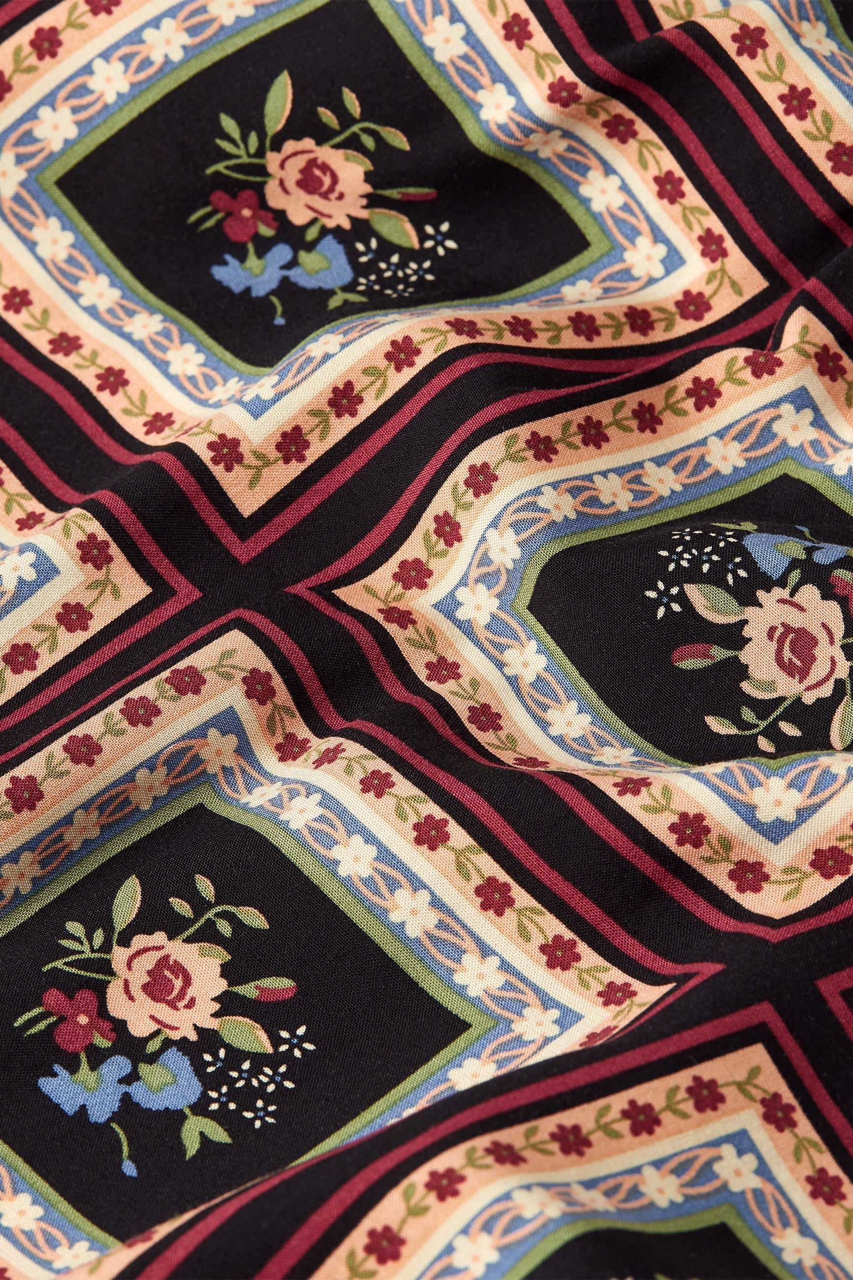 Detailaufnahme des floralen Musters auf schwarzer King Louie Melrose Bluse