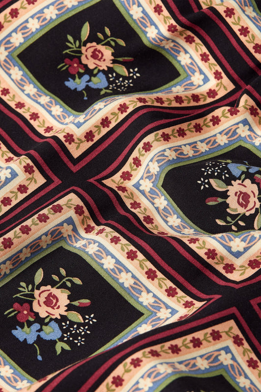 Detailaufnahme des floralen Musters auf schwarzer King Louie Melrose Bluse