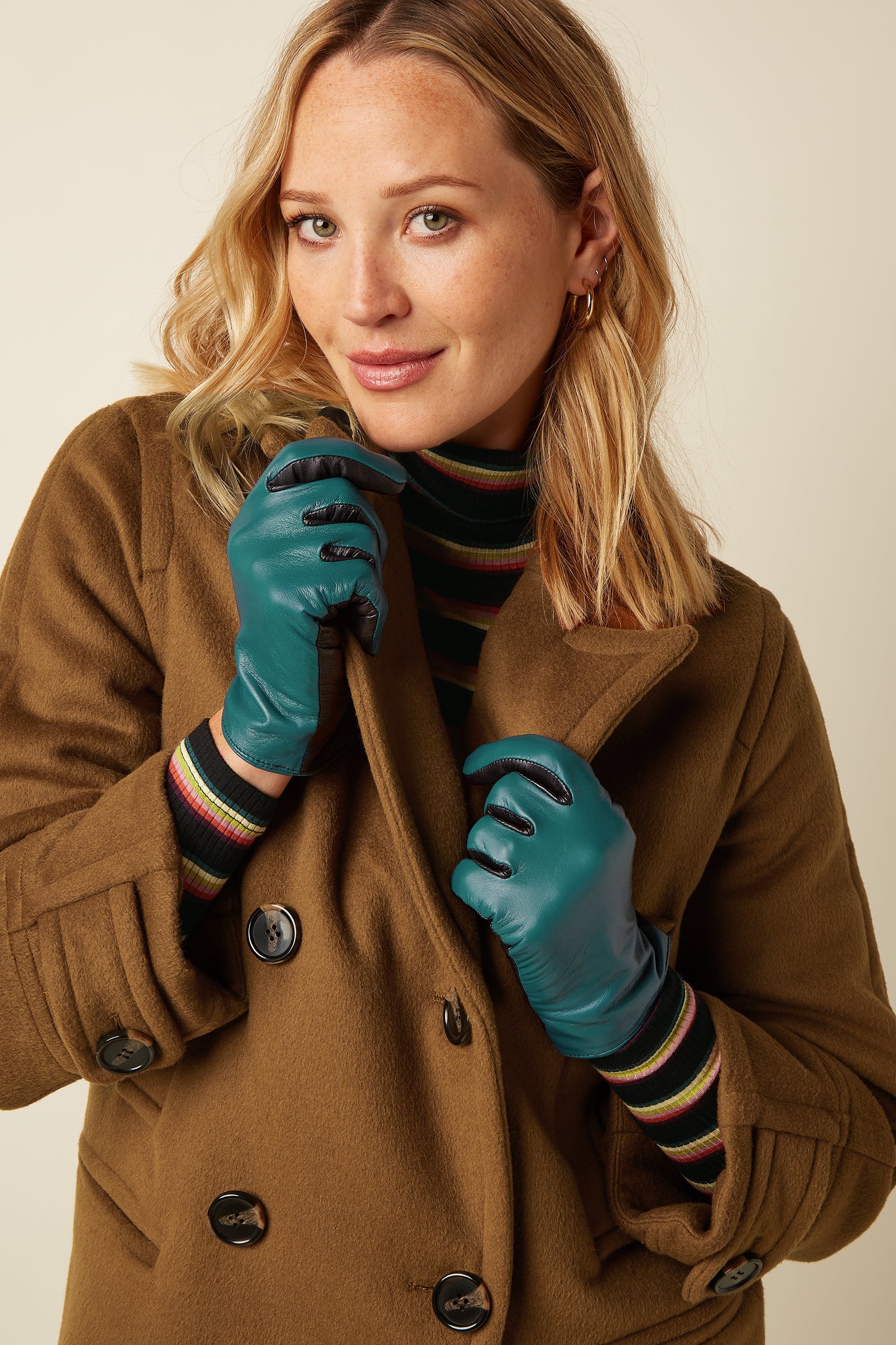 King Louie Leather Gloves Dragonfly Green – Trageansicht