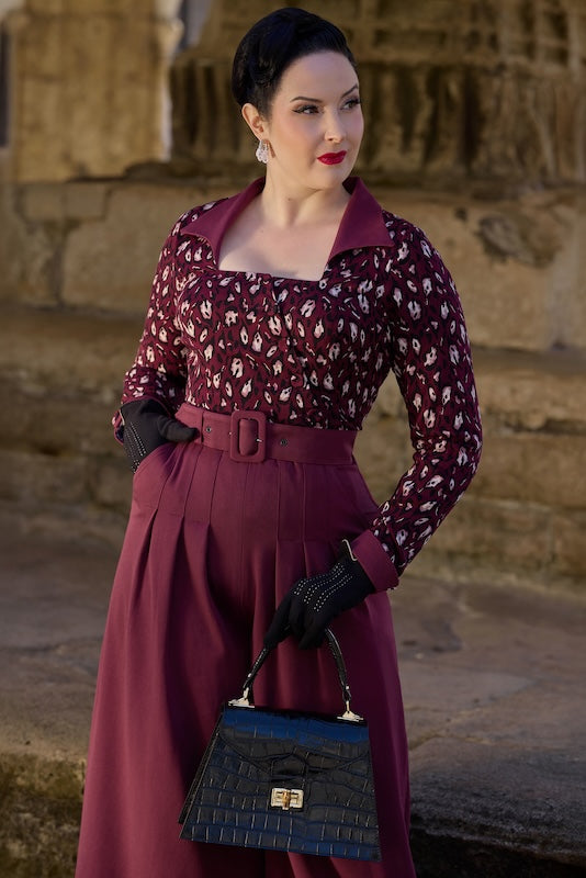 Vintage Jumpsuit Damen in Weinrot mit gemustertem Oberteil und breitem Taillengürtel