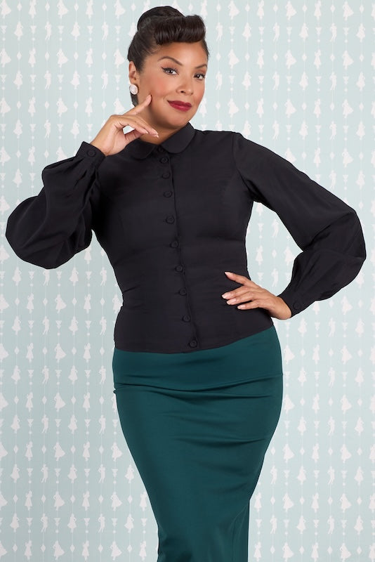 Schwarze Vintage Bluse Mathilde mit Bischofsärmeln und grünem Bleistiftrock – Vorderansicht