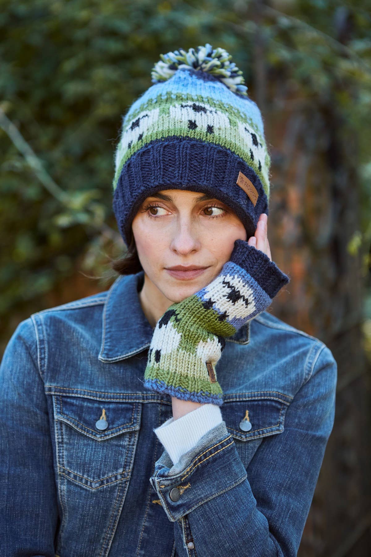 Fingerlose Wollhandschuhe Schafherde mit Schafmotiv von Pachamama – Produktfoto 4