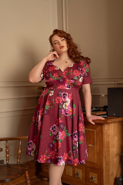 Plus Size Vintage Kleid mit V-Ausschnitt und kurzen Ärmeln
