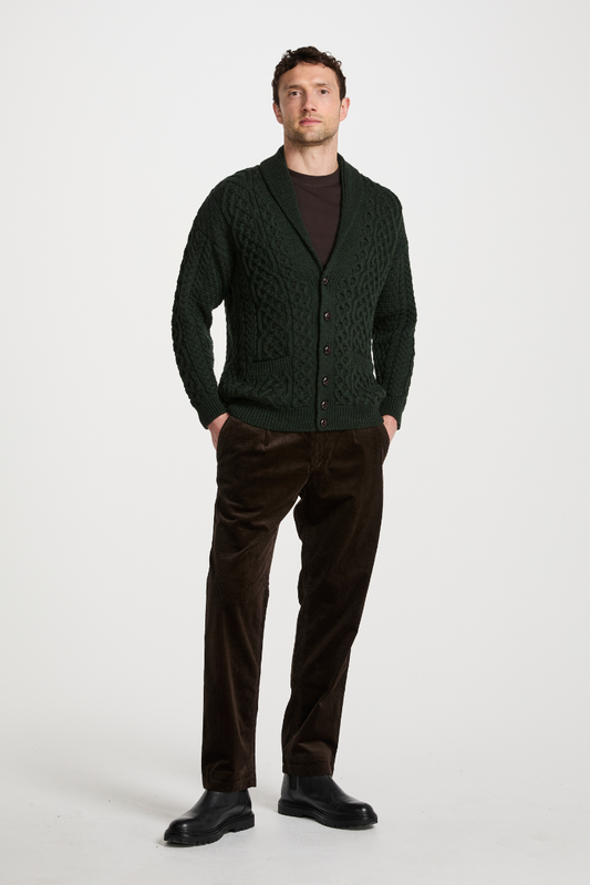 Carlingford Herren Merino Cardigan Grün von Aran Woollen Mills Ganzansicht