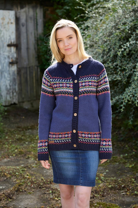 Pachamama Strickjacke Iona Denim – handgestrickte Fair-Isle-Wolljacke mit buntem Muster und Kokosnussknöpfen