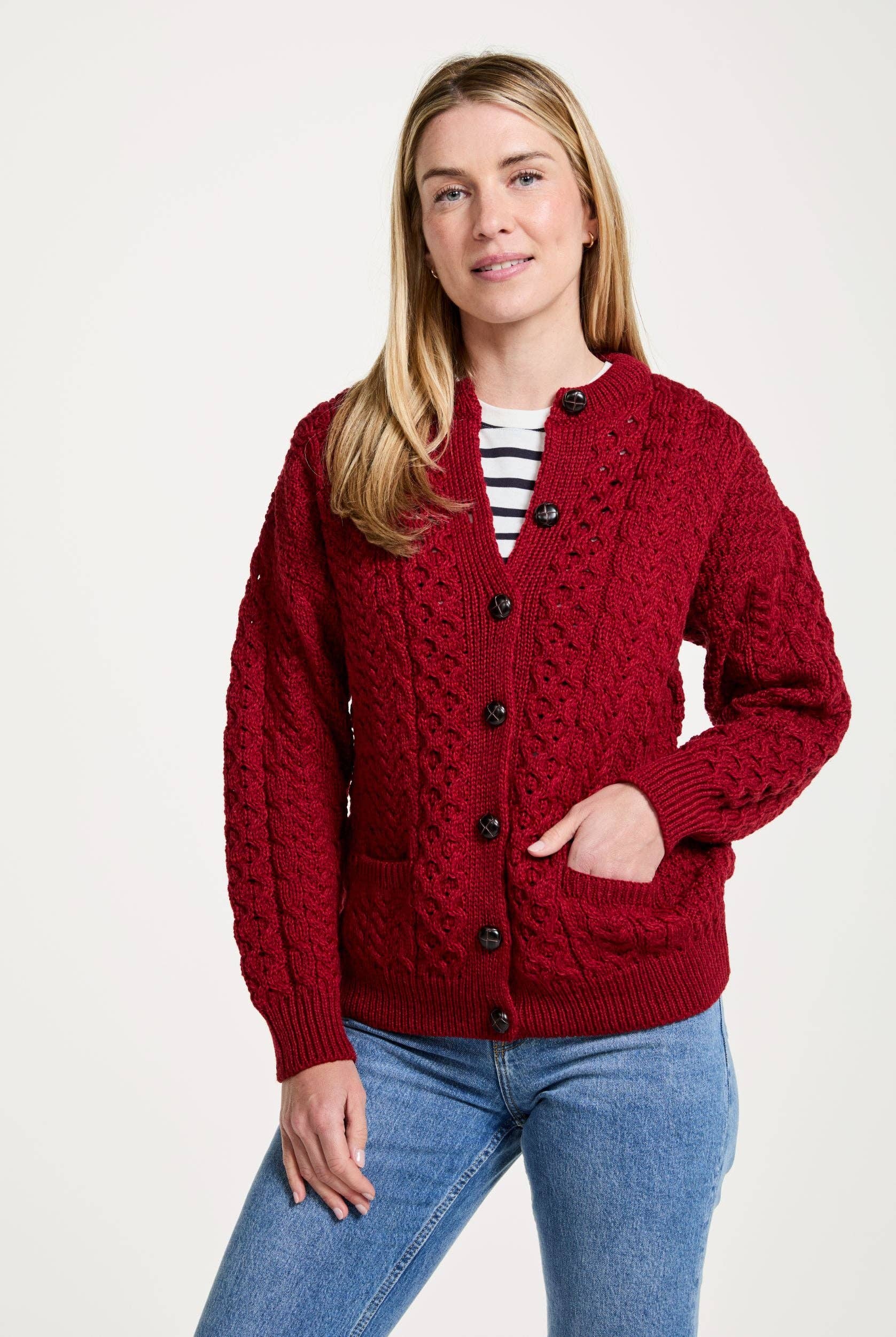 Achill Damen Aran Strickjacke Rot – Merinowoll-Strickjacke mit Zopfmuster aus Irland
