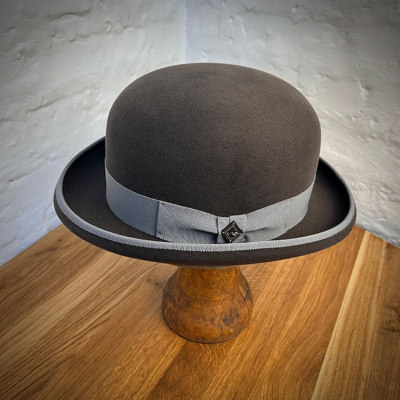 1920 Bowler Schlamm – eleganter Wollfilz‑Hut mit grauem Ripsband und Lederfutterband von Diefenthal & Sohn
