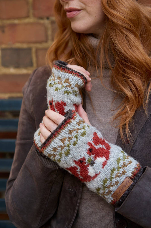 Fingerlose Wollhandschuhe mit Eichhörnchenmotiv in Grau und Rost von Pachamama