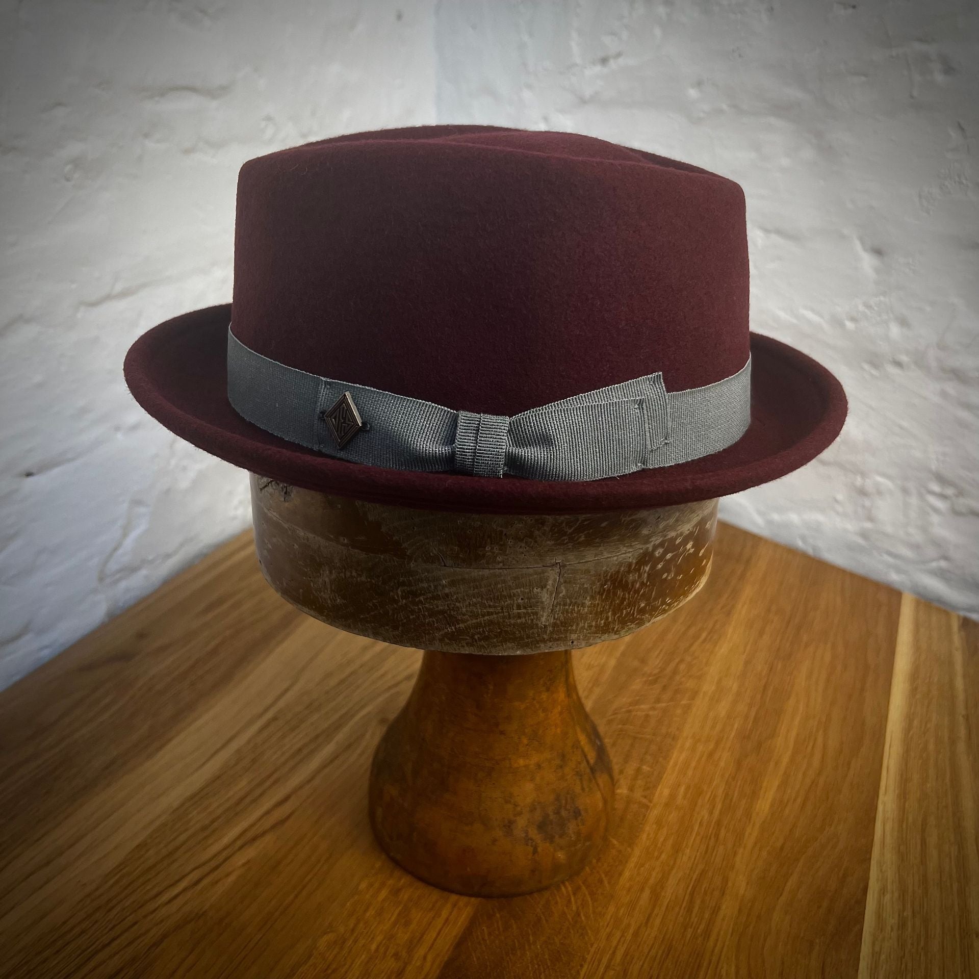 Diamond Pork Pie Hut Bordeaux – Wollfilz-Hut mit grauem Ripsband von Diefenthal & Sohn