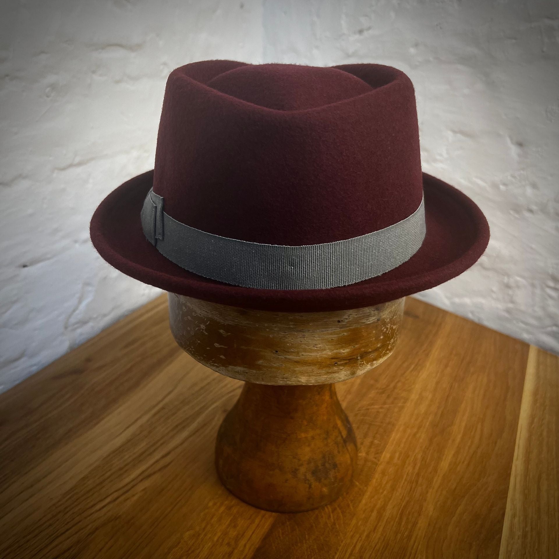 Diamond Pork Pie Bordeaux - Wollfilz-Hut mit grauem Ripsband - Dotty&Dan