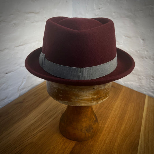 Diamond Pork Pie Bordeaux - Wollfilz-Hut mit grauem Ripsband - Dotty&Dan