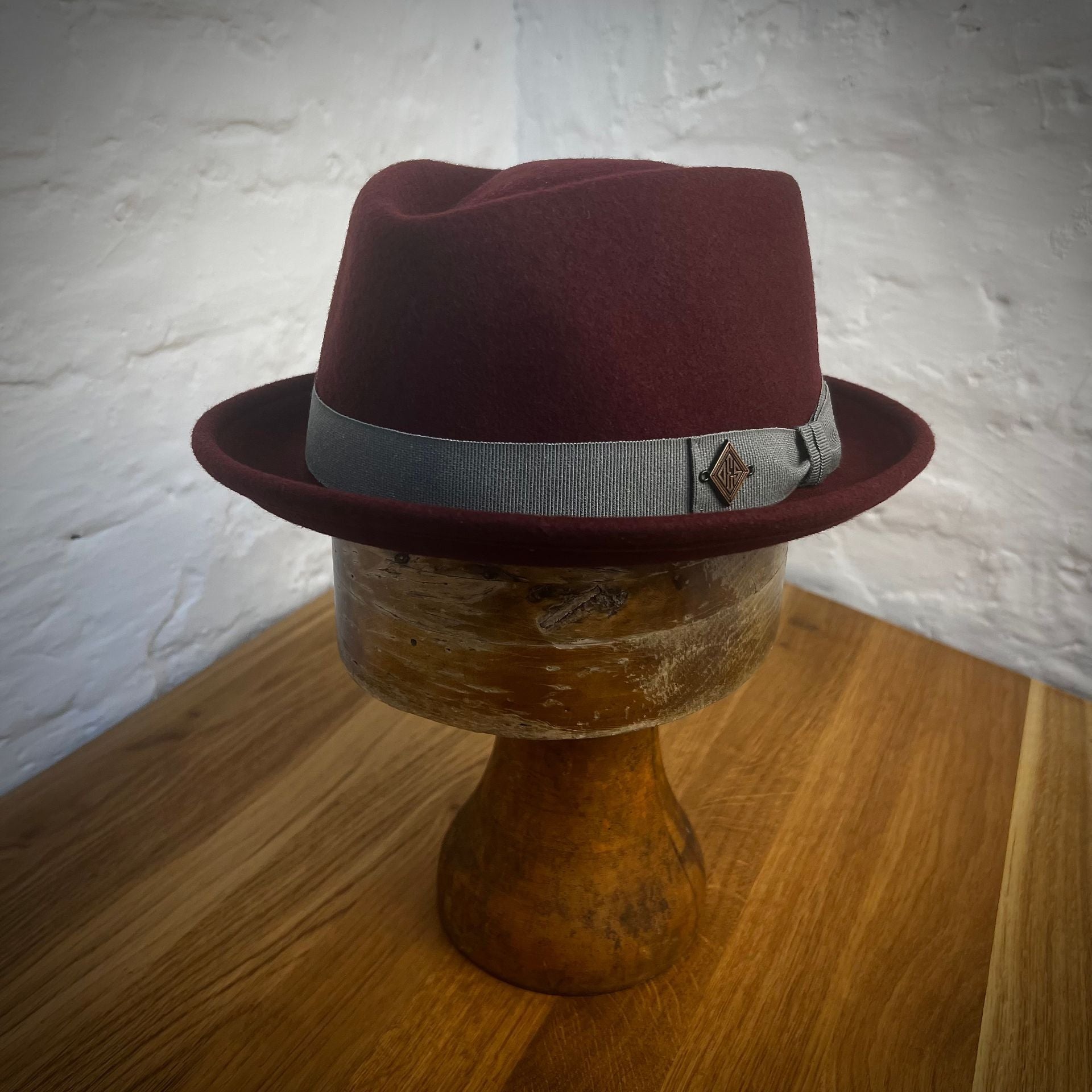 Diamond Pork Pie Bordeaux - Wollfilz-Hut mit grauem Ripsband - Dotty&Dan