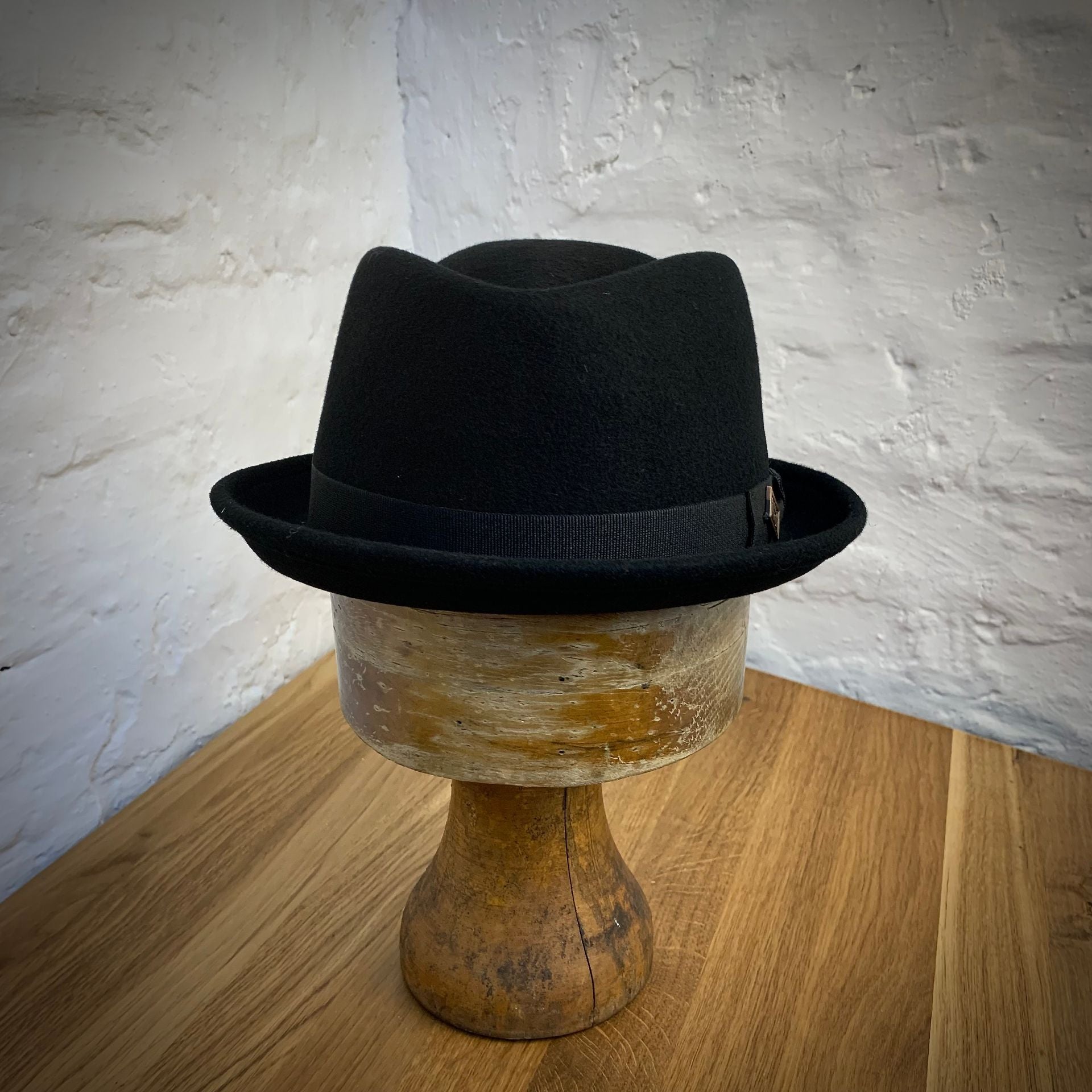 Diamond Pork Pie schwarz - Wollfilz-Hut mit grauem Ripsband (Kopie) - Dotty&Dan