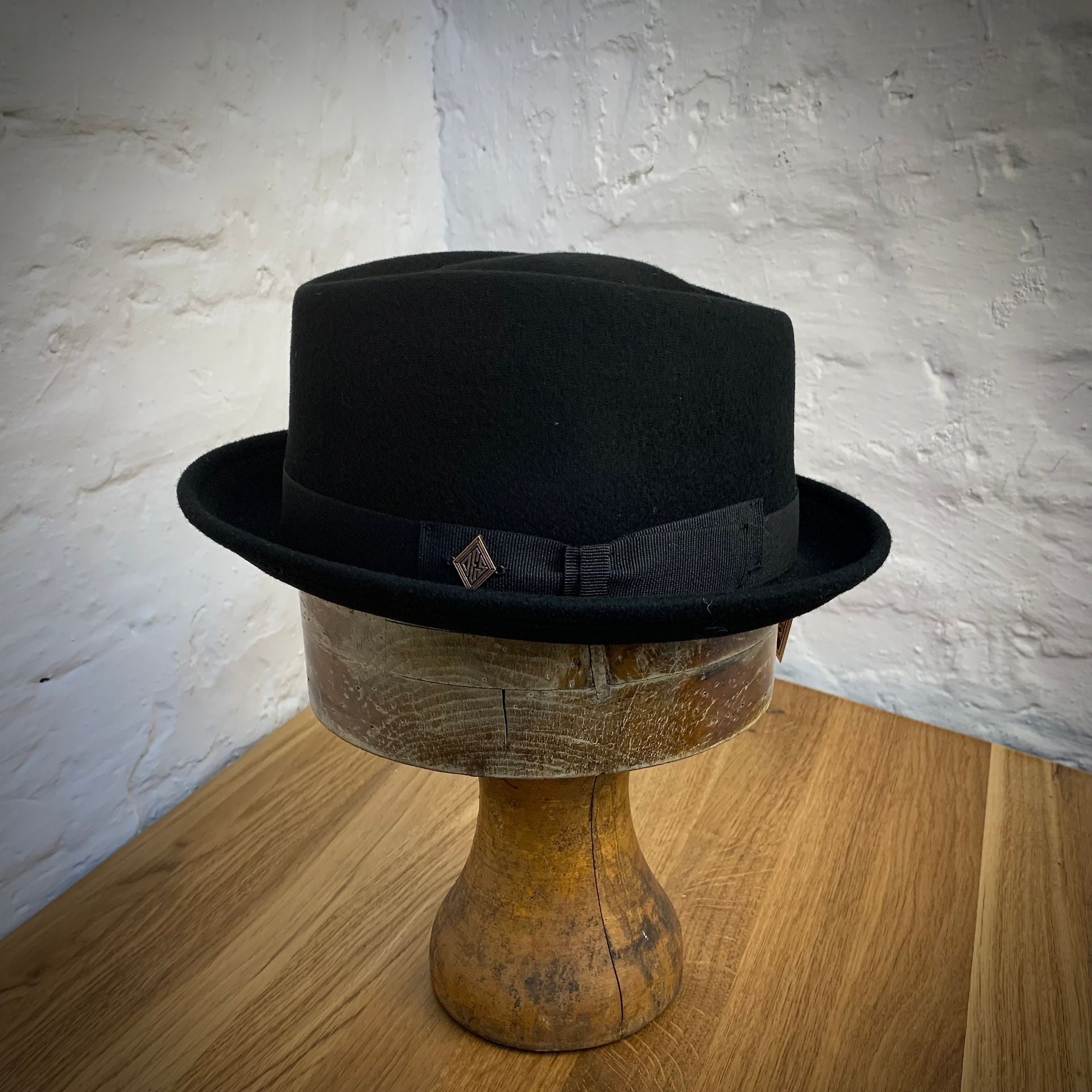 Diamond Pork Pie schwarz - Wollfilz-Hut mit grauem Ripsband (Kopie) - Dotty&Dan