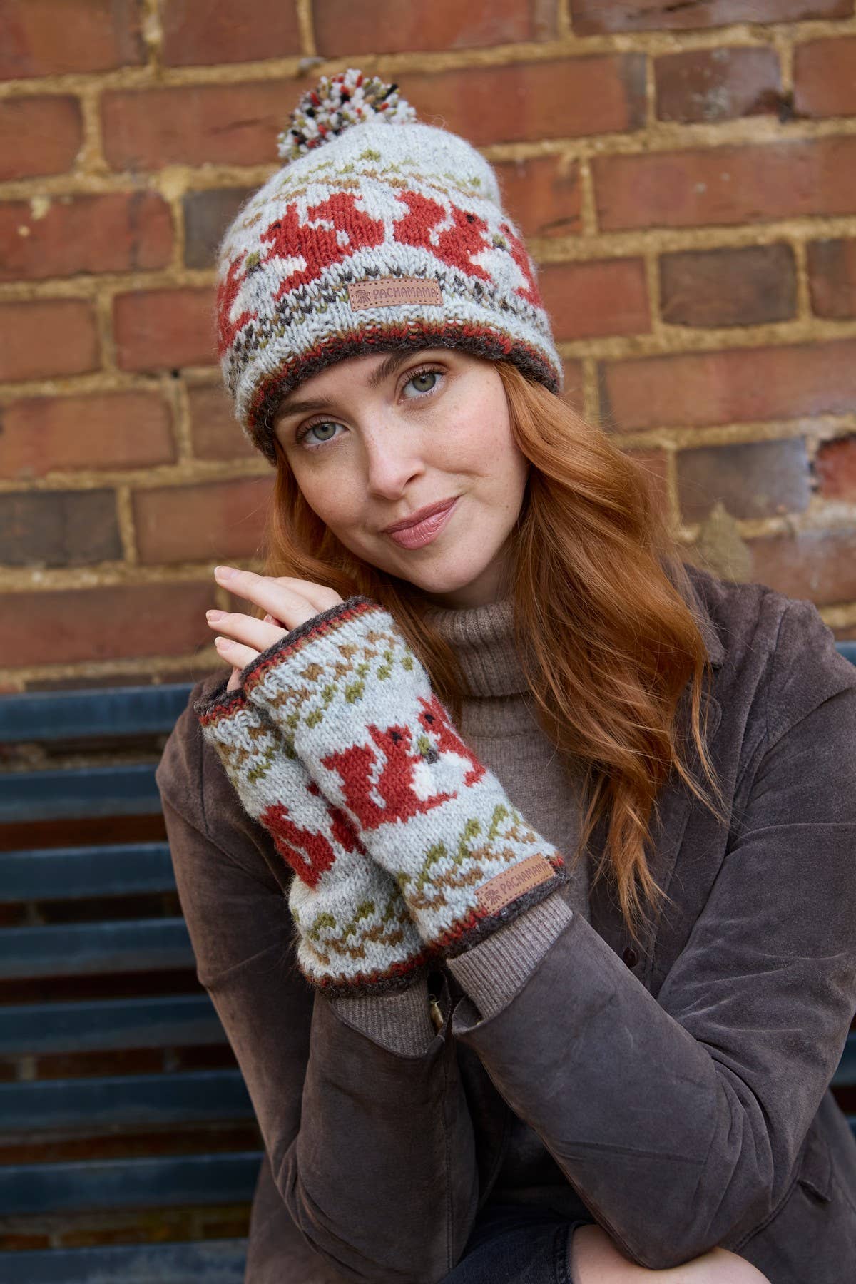 Fingerlose Wollhandschuhe mit Eichhörnchenmotiv in Grau und Rost von Pachamama – Produktfoto 3