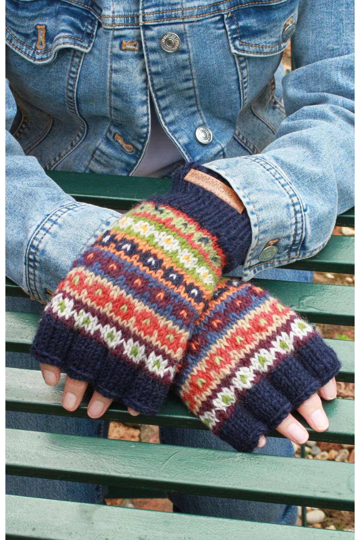 Pachamama Colorado Fair Isle Handwärmer mit dunkelblauen Bündchen getragen
