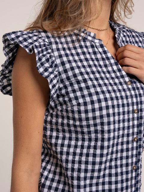 Detailaufnahme V-Ausschnitt und Knopfleiste mit Holzoptik-Knöpfen