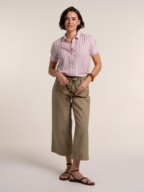 Brakeburn GIA Bluse rosé gestreift vorne getragen zur Stoffhose