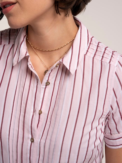 Detailaufnahme Hemdkragen und Knopfleiste mit Holzoptik-Knöpfen