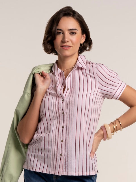 Ganzkörperansicht der Vintage-inspirierten Streifenbluse kombiniert mit Jeans